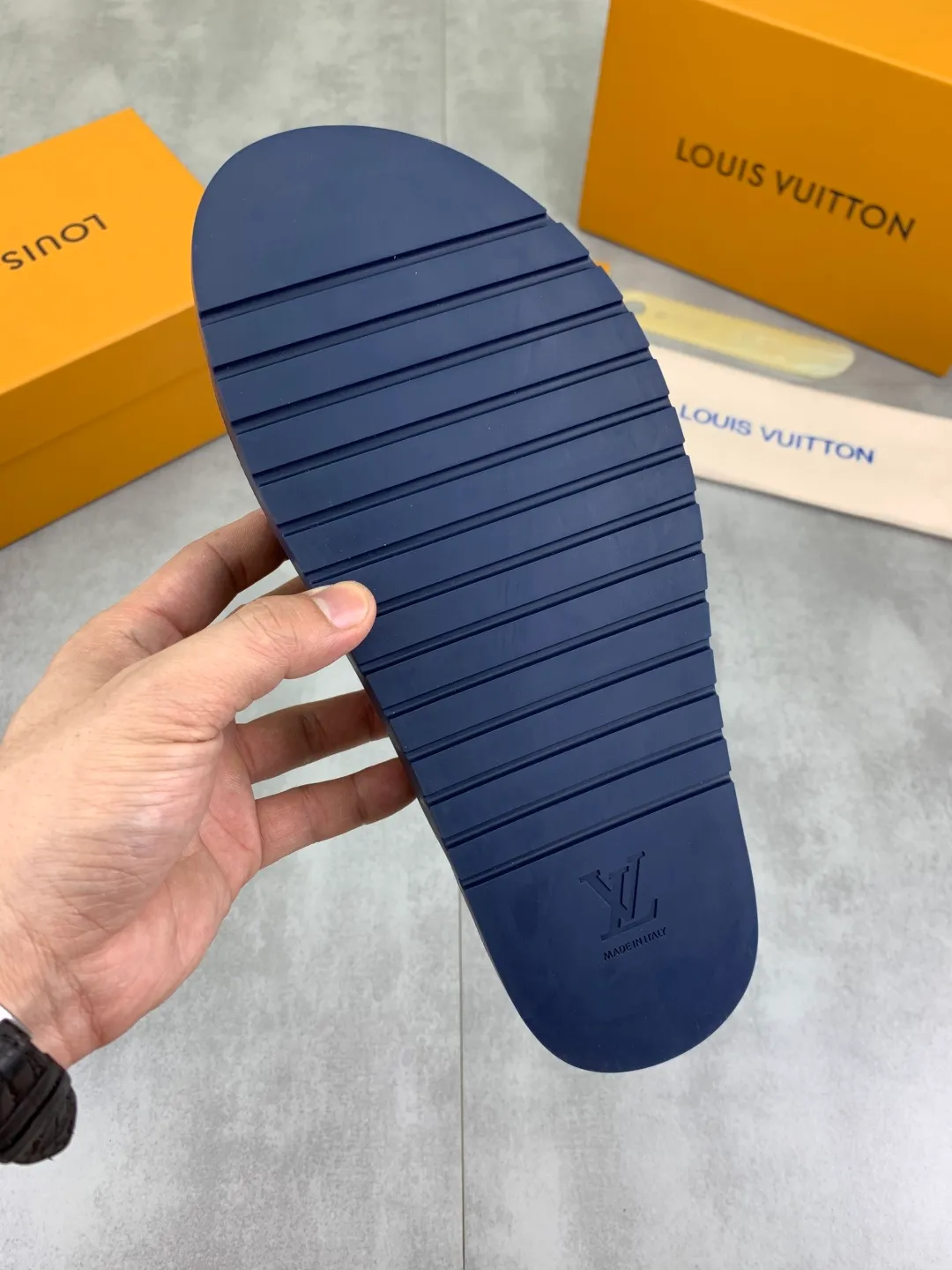 Men's shoes 💰P320💰【New style】🆘 Original quality 【LOUIS VUITTON】The popular Louis Vuitton LV men's slippers on the official website are on sale simultaneously! Original fabric imported from Italy, original factory special supply, code number: 38-44 (45 customized), many colors available